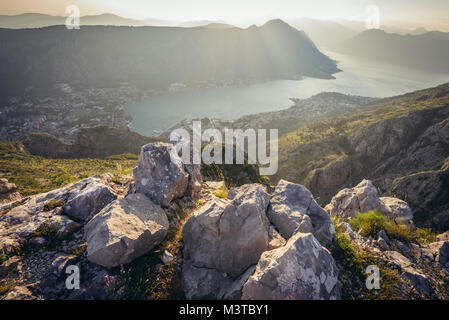 Luftaufnahme von grünen Bergen über Kotor Stadt in der Bucht von Kotor der Adria, Montenegro. Ansicht mit Saint John Festung Stockfoto