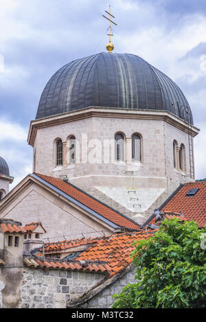 Blick von der alten Stadtmauer auf der Kuppel der serbisch-orthodoxen Kirche des Heiligen Nikolaus in Kotor Küstenstadt in der Bucht von Kotor, Montenegro entfernt Stockfoto