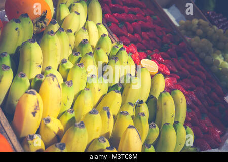 Frisch geerntete Sammlung von organischen Früchte als Hintergrund. bunte Früchte auf dem Markt stehen Stockfoto