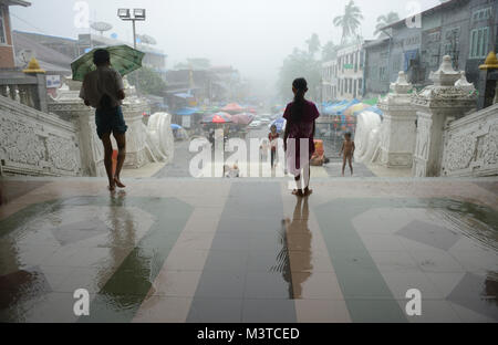 Eingang zur Shwedagon Pagode an einem regnerischen Tag, Yangon, Myanmar Stockfoto