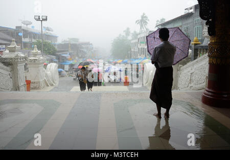 Eingang zur Shwedagon Pagode an einem regnerischen Tag, Yangon, Myanmar Stockfoto