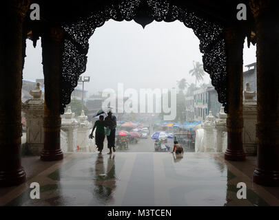 Eingang zur Shwedagon Pagode an einem regnerischen Tag, Yangon, Myanmar Stockfoto