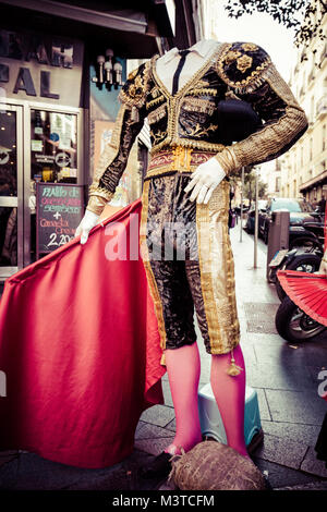 Schönen traditionellen roten flamenco Kleid für die Anzeige in einem shop Spanien gehängt Stockfoto