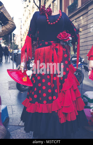 Schönen traditionellen roten flamenco Kleid für die Anzeige in einem shop Spanien gehängt Stockfoto