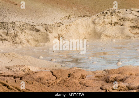 Blasen und Pop durch dicke warme Schlamm in den Fountain Paint Pot. Yellowstone National Park, Wyoming, USA Stockfoto