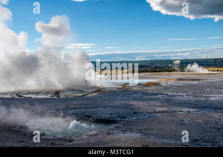 Schwaden von Wasserdampf Markieren mehrerer Geysire in der gleichen Zeit in der Fountain Paint Pot Bereich ausbrechenden. Yellowstone National Park, Wyoming, USA Stockfoto