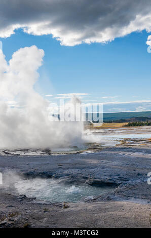 Schwaden von Wasserdampf Markieren mehrerer Geysire in der gleichen Zeit in der Fountain Paint Pot Bereich ausbrechenden. Yellowstone National Park, Wyoming, USA Stockfoto