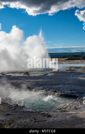 Schwaden von Wasserdampf Markieren mehrerer Geysire in der gleichen Zeit in der Fountain Paint Pot Bereich ausbrechenden. Yellowstone National Park, Wyoming, USA Stockfoto