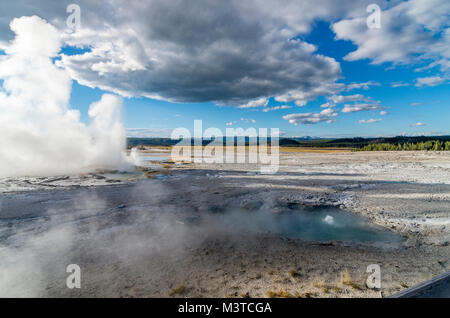 Schwaden von Wasserdampf Markieren mehrerer Geysire in der gleichen Zeit in der Fountain Paint Pot Bereich ausbrechenden. Yellowstone National Park, Wyoming, USA Stockfoto