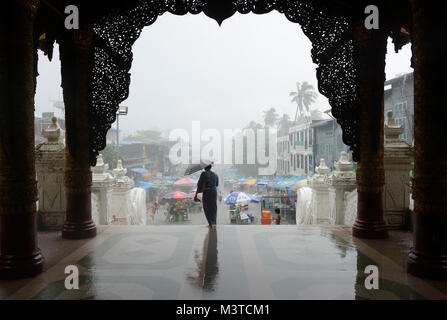 Eingang zur Shwedagon Pagode an einem regnerischen Tag, Yangon, Myanmar Stockfoto