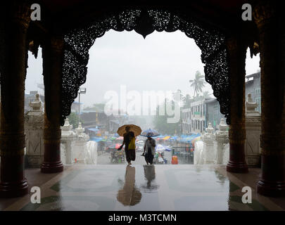 Eingang zur Shwedagon Pagode an einem regnerischen Tag, Yangon, Myanmar Stockfoto