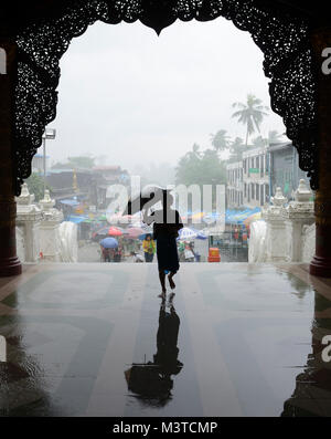 Eingang zur Shwedagon Pagode an einem regnerischen Tag, Yangon, Myanmar Stockfoto