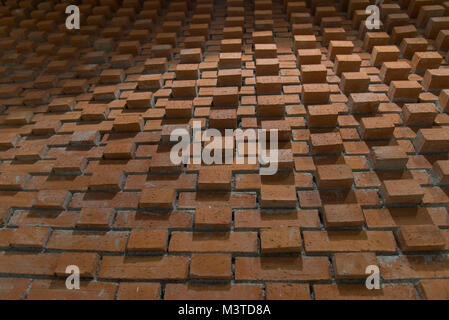 Fischgrät auf einen Keller mit roten Ziegelsteinen Stockfoto