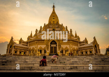 Kinder spielen im Freien Swe Taw Myat Tempel in Yangon, Myanmar Stockfoto