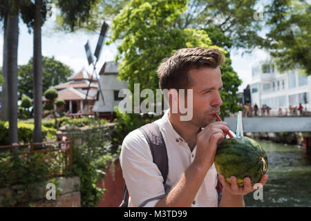 Mann trinken Saft von Wassermelonen in Malacca Stockfoto