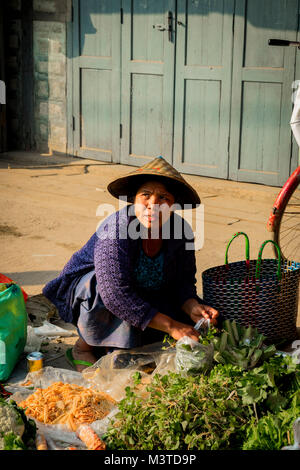 Frau verkaufen Gemüse am Markt in Loikaw Myanmar Stockfoto