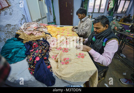 Experte Hefter bei der Arbeit in einer Textilfabrik in Old Delhi, Indien Stockfoto