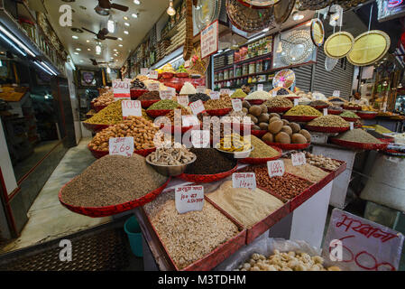 Schalenfrüchte und getrocknete Früchte für den Verkauf in der khari Baoli Spice Market, Old Delhi, Indien Stockfoto