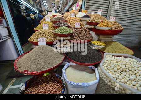 Schalenfrüchte und getrocknete Früchte für den Verkauf in der khari Baoli Spice Market, Old Delhi, Indien Stockfoto