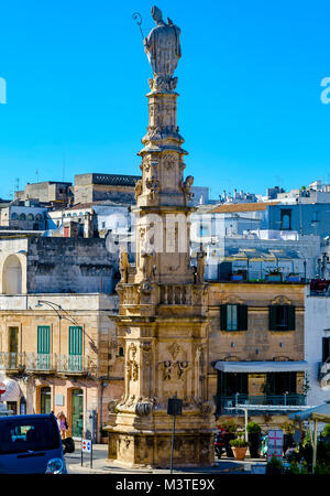 Aussicht auf die Statue von San Oronzo und der Altstadt von Ostuni, Apulien, Italien. Stockfoto