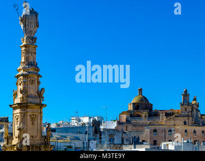 Aussicht auf die Statue von San Oronzo und der Altstadt von Ostuni, Apulien, Italien. Stockfoto