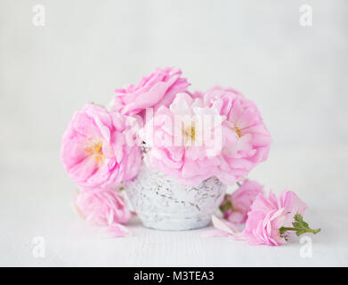 Blumenstrauß aus blass rosa Rosen in der Vase auf hellgrauem Hintergrund. Tea Roses Stockfoto