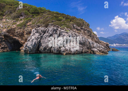 Touristische schwimmen neben Sveti Nikola Insel an der Adria in der Nähe von Budva in Montenegro Stockfoto