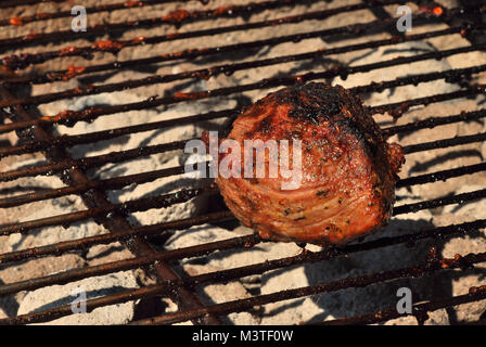 Gut gewürzt gegrilltes Fleisch vom Grill im Sommer Stockfoto