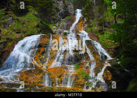 Schöne große Wasserfall in die Berge bei einer Wanderung im Sommer Stockfoto