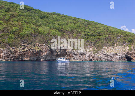 Touristenboot neben Sveti Nikola Insel an der Adria in der Nähe von Budva in Montenegro Stockfoto