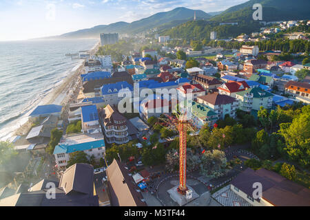 LAZAREVSKOE, Sotschi, Krasnodar region, 5. Juli 2017: Blick auf den Strand und den Park von lazarevskoe Stadt Sotschi bei Sonnenuntergang Stockfoto