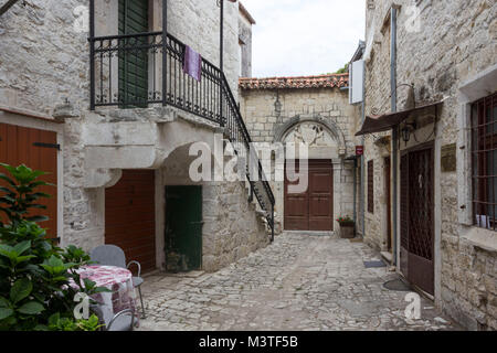 TROGIR, KROATIEN - 12. AUGUST 2017: Kleine Gasse in der alten Stadt Trogir, Kroatien Stockfoto