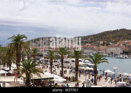 TROGIR, KROATIEN - 12. AUGUST 2017: Stadtzentrum der historischen Stadt Trogir in Kroatien, mit seiner Promenade am Wasser Stockfoto