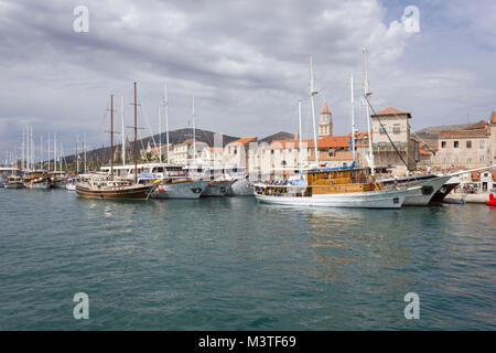 TROGIR, KROATIEN - 12. AUGUST 2017: Trogir waterfrint und Hafen mit Booten Stockfoto