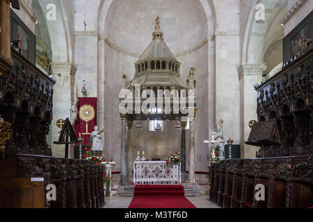 TROGIR, KROATIEN - 12. AUGUST 2017: das Innere der Kathedrale von St. Lawrence in Trogir, Kroatien Stockfoto
