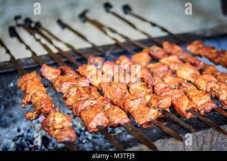 Appetitlich Stücke von Schweinefleisch sind alle auf Spieße und braten auf dem Grill. Stockfoto