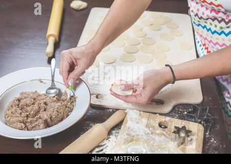 Frau macht Knödel zu Hause Stockfoto