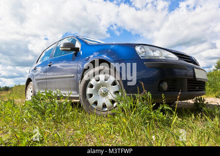 Verkhovazhye, Vologda Region, Russland - 16. Juni 2015: Volkswagen Golf in der Natur Stockfoto