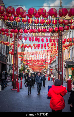 Chinesisches Neues Jahr rotes Papier Laternen auf Gerrard Street, Chinatown, London, W1, UK Stockfoto