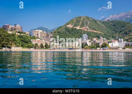 Becici, Budva Stadt innerhalb der Gemeinde über die Adriaküste in Montenegro. Dukley Gärten Wohnanlage auf der linken Seite Stockfoto