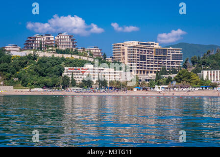 Becici, Budva Stadt innerhalb der Gemeinde über die Adriaküste in Montenegro. Dukley Gärten Wohnanlage auf der linken Seite Stockfoto