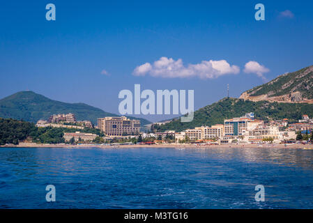 Becici, Budva Stadt innerhalb der Gemeinde über die Adriaküste in Montenegro. Dukley Gärten Wohnanlage auf der linken Seite Stockfoto