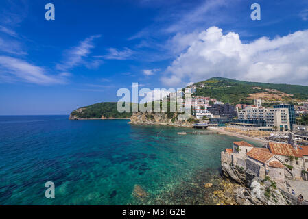 Luftbild mit alten Kirchen des Heiligen Sava und Santa Maria in Punta auf die Altstadt von Budva Stadt an der Adria Küste in Montenegro Stockfoto