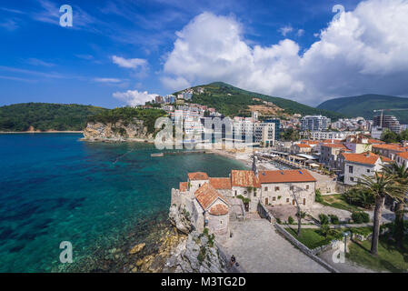 Luftbild mit alten Kirchen des Heiligen Sava und Santa Maria in Punta auf die Altstadt von Budva Stadt an der Adria Küste in Montenegro Stockfoto