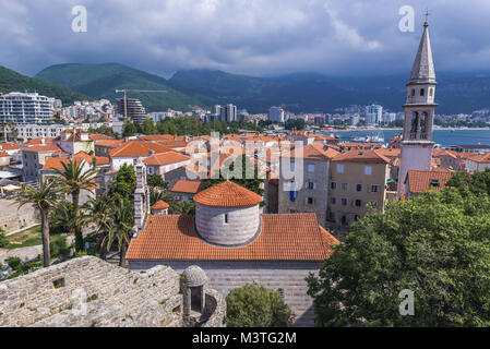 Luftbild von der Zitadelle auf die Altstadt von Budva auf der Adria Küste in Montenegro. Kirche der Heiligen Dreifaltigkeit na Saint John Kathedrale auf Foto Stockfoto