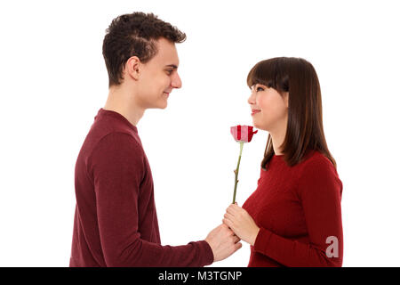 Teenager seine Freundin eine Blume geben Stockfoto