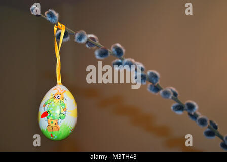 Schön Osterei mit Hase Kätzchen und Palm eingerichtet Stockfoto