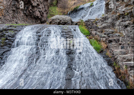 Wasserfall in der Mitte des Dzhermuk Schlucht. Stockfoto