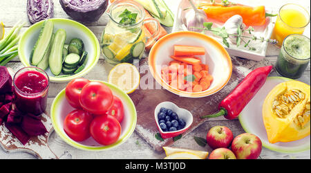 Säfte, Smoothies, Früchte und Gemüse. Gesunde Ernährung und vegetarische Konzept. Ansicht von oben Stockfoto