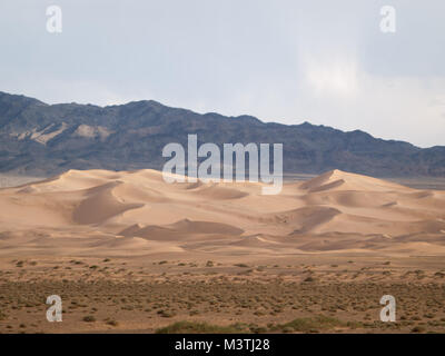 Khongoryn Els Sanddünen mit den Bergen im Hintergrund Stockfoto